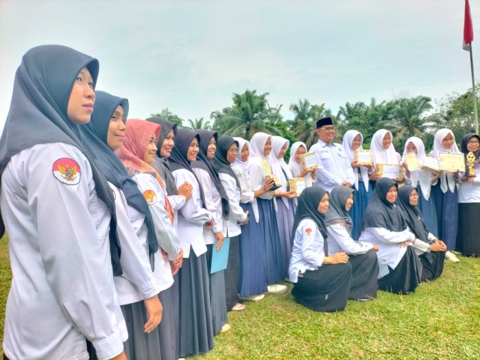 Kepala MTsN 5 Tebo Serahkan Penghargaan Lomba HUT Kabupaten Kepala MTsN 5 Tebo Serahkan Penghargaan Lomba HUT Kabupaten