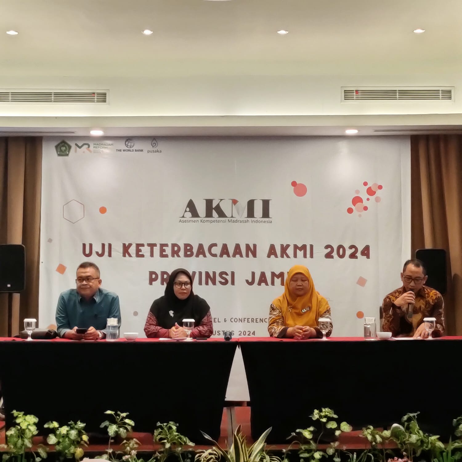 Guru MAN 2 Kota Jambi, Amat Ariyadi, Ikuti FGD Keterbacaan AKMI 2024 di Hotel Aston Jambi