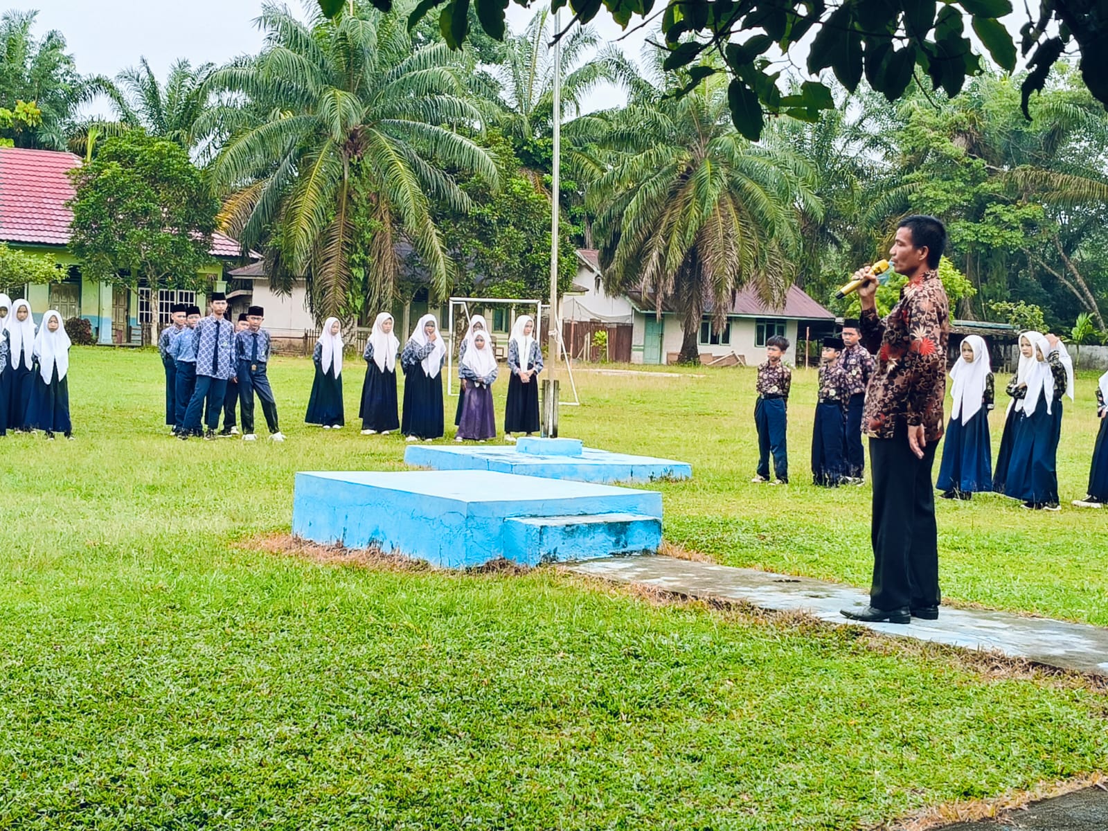 PELAKSANAAN APEL PAGI DI MTSN 5 TEBO UPAYA MEMBANGUN DISIPLIN PELAKSANAAN APEL PAGI DI MTSN 5 TEBO UPAYA MEMBANGUN DISIPLIN