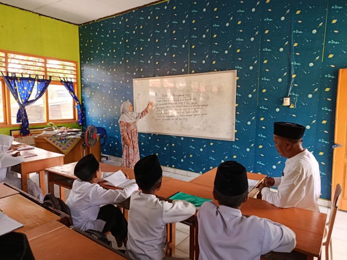 Tingkatkan Kinerja guru, Kepala MIN 3 Tebo lakukan supervisi kelas Tingkatkan Kinerja guru, Kepala MIN 3 Tebo lakukan supervisi kelas