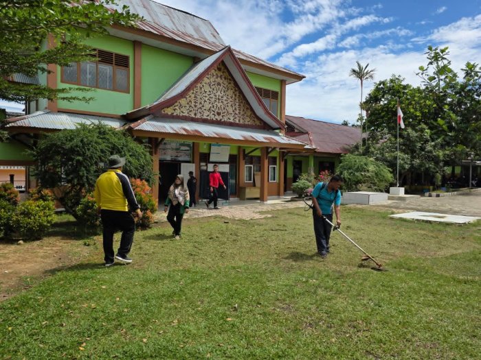 Sambut Kembalinya Siswa Pasca Lebaran, GTK MTsN 1 Bungo Kompak Gotong Royong Bersihkan Madrasah Sambut Kembalinya Siswa Pasca Lebaran, GTK MTsN 1 Bungo Kompak Gotong Royong Bersihkan Madrasah