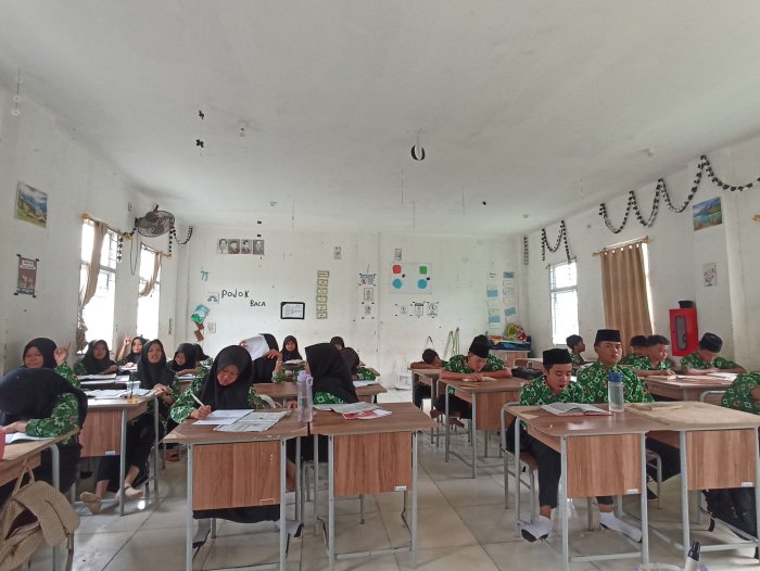Masuki Materi Baru, Siswa Kelas VII B MTsN 2 Bungo Antusias Pelajari Pemberdayaan Masyarakat Bersama Bapak Firdaus
