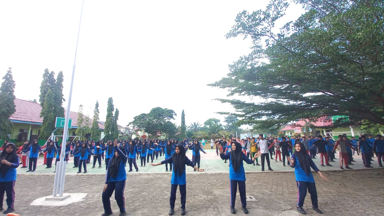 Dalam rangka meningkatkan kesehatan fisik serta kebersamaan antar warga Madrasah, seluruh siswa, guru, dan karyawan MAN 2 Bungo Laksanakan Senam Pagi Dalam rangka meningkatkan kesehatan fisik serta kebersamaan antar warga Madrasah, seluruh siswa, guru, dan karyawan MAN 2 Bungo Laksanakan Senam Pagi