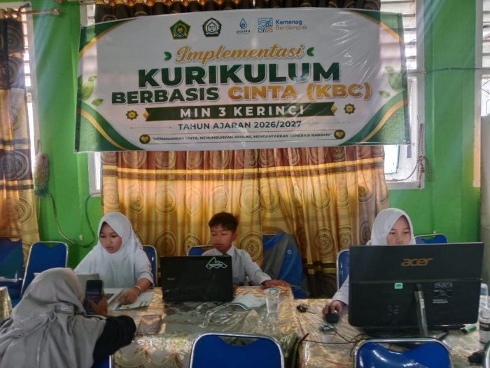 Tiga Duta Matematika MIN 3 Kerinci Jalani Simulasi Sesi 4 OMI di Ruang Guru