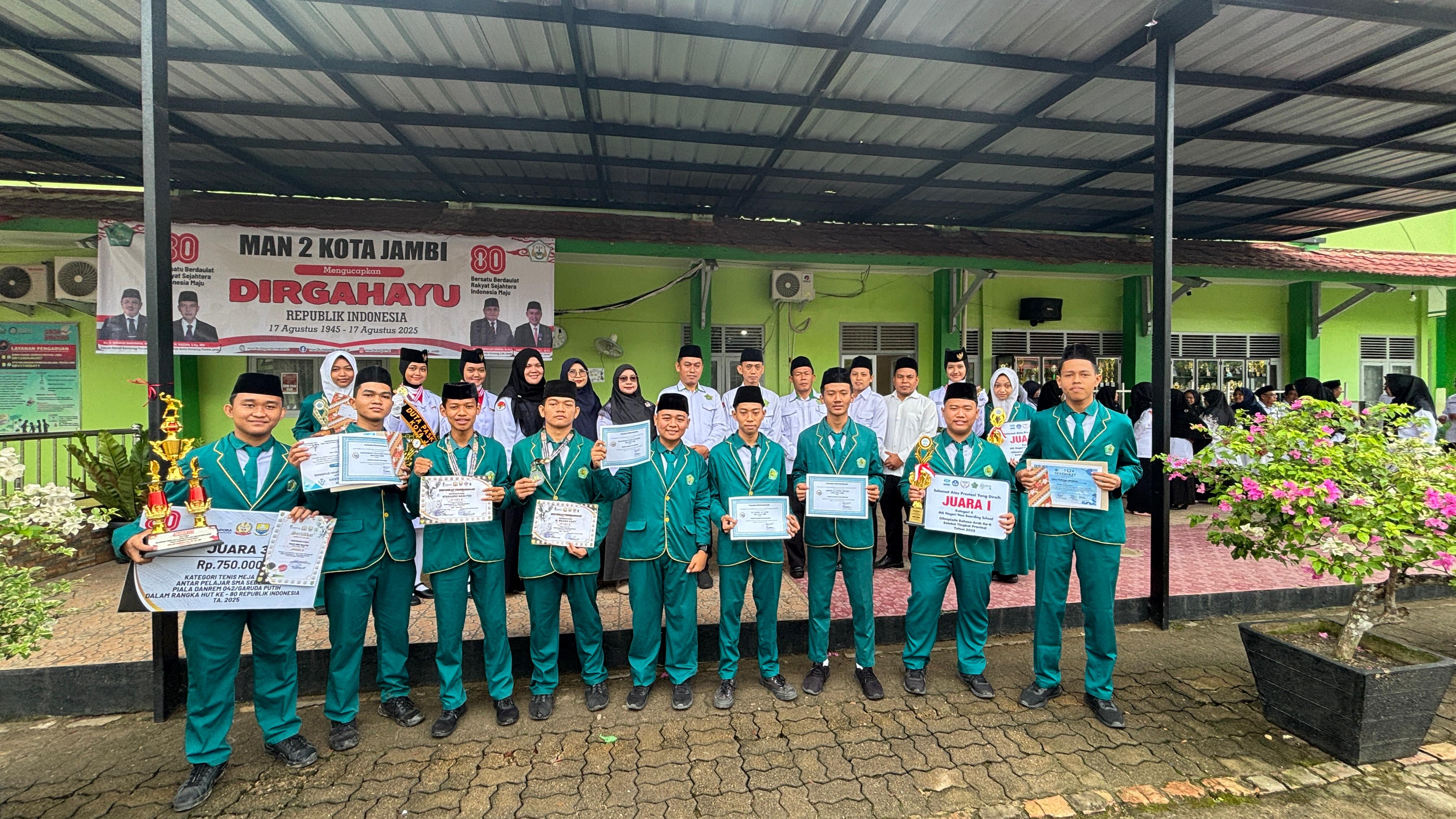 16 Siswa MAN 2 Kota Jambi Raih Prestasi, Kepala Madrasah Beri Apresiasi dan Reward 16 Siswa MAN 2 Kota Jambi Raih Prestasi, Kepala Madrasah Beri Apresiasi dan Reward
