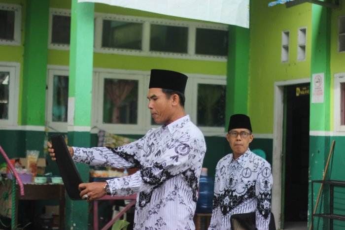 Guru MIN 3 Kerinci Kumandangkan UUD 1945 dan Ikrar Guru Pada Upacara Hari Guru Nasional 2025 Guru MIN 3 Kerinci Kumandangkan UUD 1945 dan Ikrar Guru Pada Upacara Hari Guru Nasional 2025