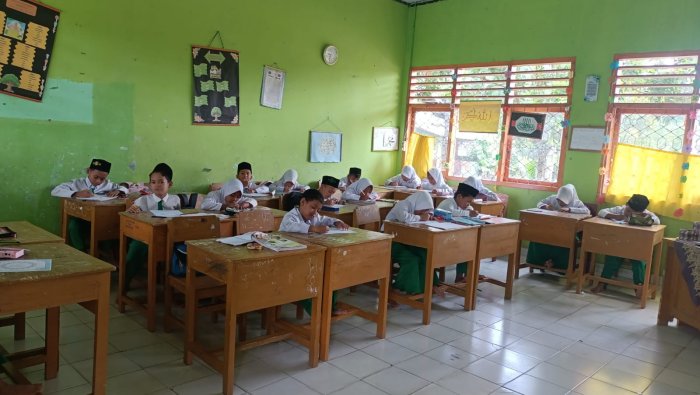 Min 3 Tebo Melakukan Pembelajaran Al-Quran dan Hadis dengan Kreasi Mewarnai Kaligrafi di Kelas 3A Min 3 Tebo Melakukan Pembelajaran Al-Quran dan Hadis dengan Kreasi Mewarnai Kaligrafi di Kelas 3A
