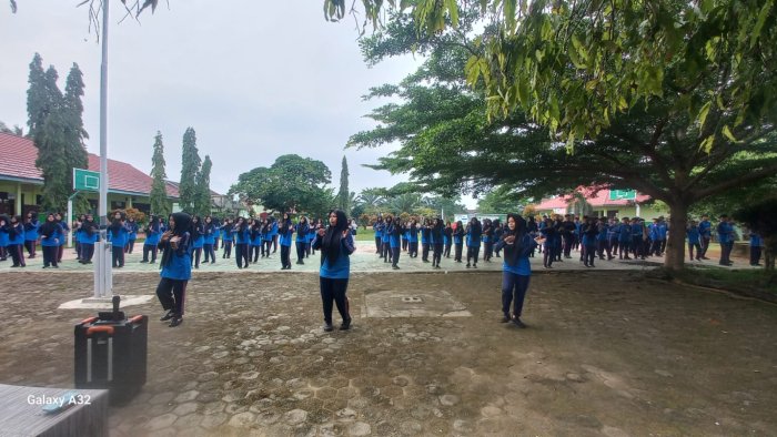 MAN 2 Bungo Laksanakan Senam Rutin untuk Jaga Kebugaran Warga Madrasah MAN 2 Bungo Laksanakan Senam Rutin untuk Jaga Kebugaran Warga Madrasah