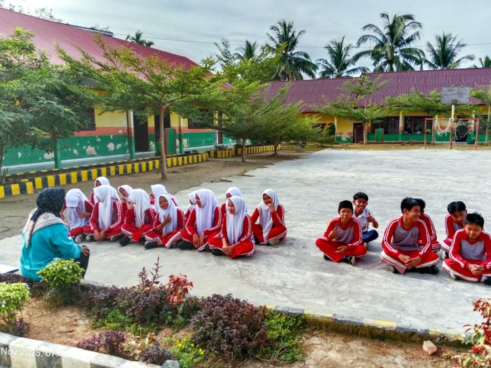 Asah Keterampilan Atletik Siswa, Guru Penjas Fitra Hayati Beri Materi dan Praktik Melempar Bola Basket Asah Keterampilan Atletik Siswa, Guru Penjas Fitra Hayati Beri Materi dan Praktik Melempar Bola Basket