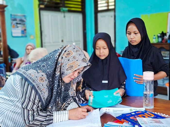 Antusias Tinggi, Calon Murid Baru Mulai Datangi MTsN 1 Bungo untuk Mendaftar