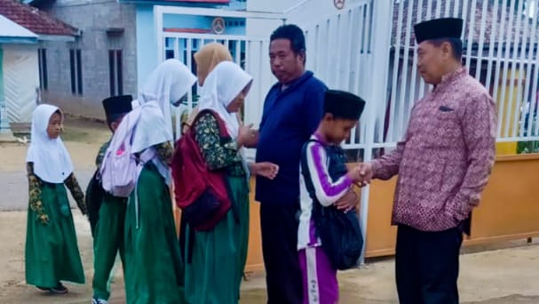 Senyum Pagi Guru di Gerbang Madrasah Menyapa Siswa MIN 4 Tebo