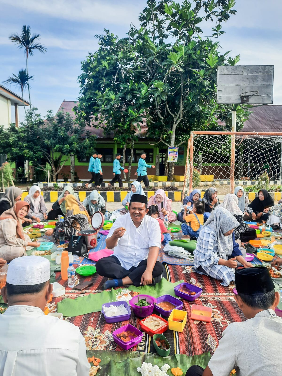 Tradisi Makan Bersama Jelang Masuknya Bulan Ramadhan 1446 H, Kamad: Cara MTsN 1 Bungo Mempererat Tali Silaturahmi Tradisi Makan Bersama Jelang Masuknya Bulan Ramadhan 1446 H, Kamad: Cara MTsN 1 Bungo Mempererat Tali Silaturahmi