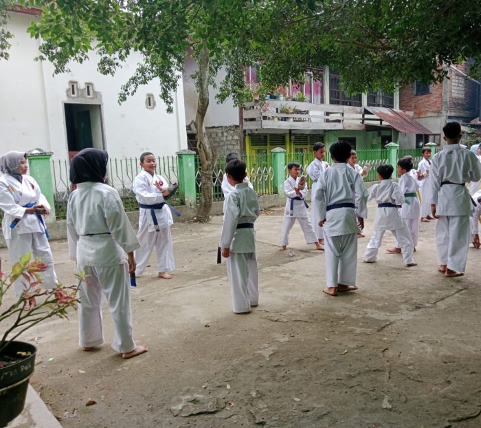 Jumat Sore di MIN 3 Kerinci Semangat Menggema dalam Latihan Karate Rutin Jumat Sore di MIN 3 Kerinci Semangat Menggema dalam Latihan Karate Rutin