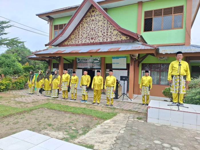 Wastra Nusantara Warnai Upacara HGN: MTsN 1 Bungo Tampilkan Teluk Belango Kuning Sesuai SE Sekjen Kemenag RI Wastra Nusantara Warnai Upacara HGN: MTsN 1 Bungo Tampilkan Teluk Belango Kuning Sesuai SE Sekjen Kemenag RI