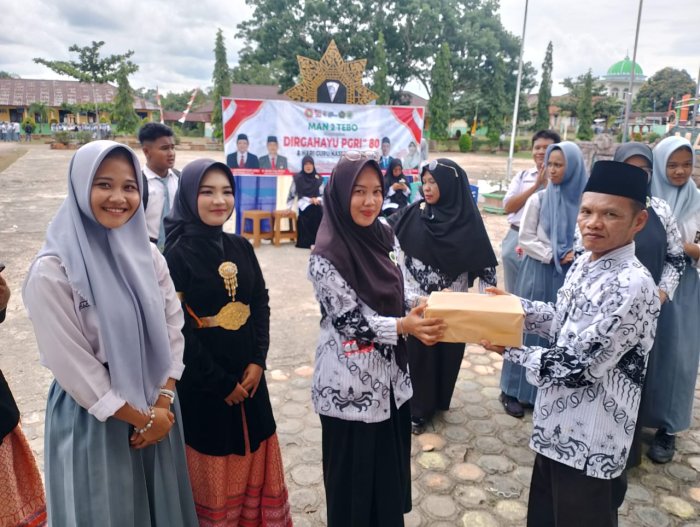 Lomba Gembira Moment Kebersamaan MAN 2 Tebo di Hari Guru