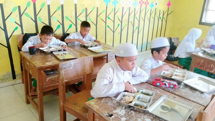 Edisi Berita Senin 17 - 11 - 2025 Siswa Siswi MIN 1 Muaro Jambi Mendapatkan Program Makan Bergizi Gratis Edisi Berita Senin 17 - 11 - 2025 Siswa Siswi MIN 1 Muaro Jambi Mendapatkan Program Makan Bergizi Gratis