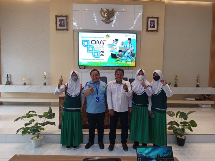 Siap Berkompetisi, Tim OMI Matematika Terpadu MTsN 1 Batang Hari Tiba di Aula Kemenag Batang Hari untuk Sesi 2