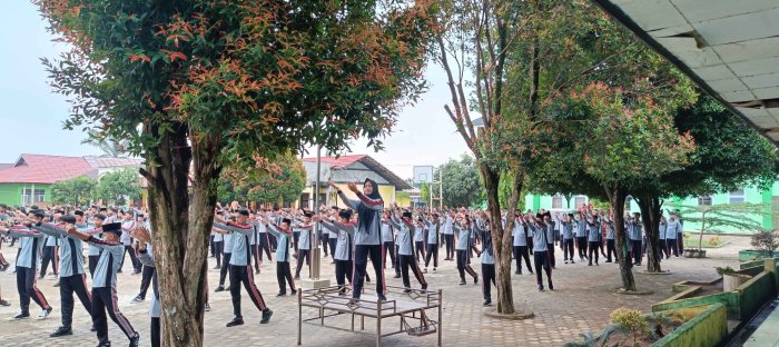 Senam Sehat Perdana Semester Genap di MTsN 2 Bungo Senam Sehat Perdana Semester Genap di MTsN 2 Bungo