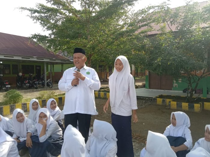 Tanamkan Nilai Spiritual Sejak Dini, Kepala MTsN 1 Bungo Gaungkan Kurikulum Berbasis Cinta di Tengah Tadarus Quran Tanamkan Nilai Spiritual Sejak Dini, Kepala MTsN 1 Bungo Gaungkan Kurikulum Berbasis Cinta di Tengah Tadarus Quran