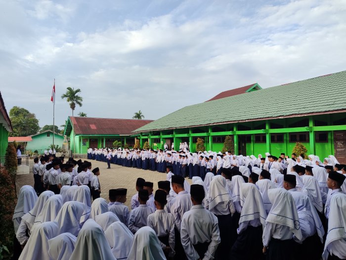 Upacara Bendera Senin di MTsN 1 Jambi Tekankan Niat Belajar