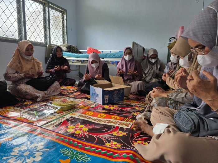 Bentuk Solidaritas, Keluarga Besar MTsN 1 Bungo Berikan Dukungan Moril kepada Ibu Padilah di RSUD Hanafie Bentuk Solidaritas, Keluarga Besar MTsN 1 Bungo Berikan Dukungan Moril kepada Ibu Padilah di RSUD Hanafie
