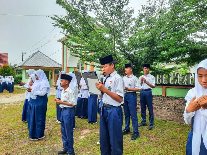 Suara Teduh Hendriyanto Menggetarkan Pagi: Siswa 8B Pimpin Doa Upacara, Guru Beri Apresiasi