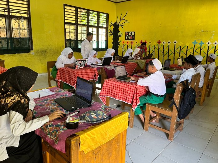 Didampingi Pengawas dan Staf, Kepala MIN 1 Muaro Jambi Pastikan Pelaksanaan TKA Berjalan Lancar Didampingi Pengawas dan Staf, Kepala MIN 1 Muaro Jambi Pastikan Pelaksanaan TKA Berjalan Lancar