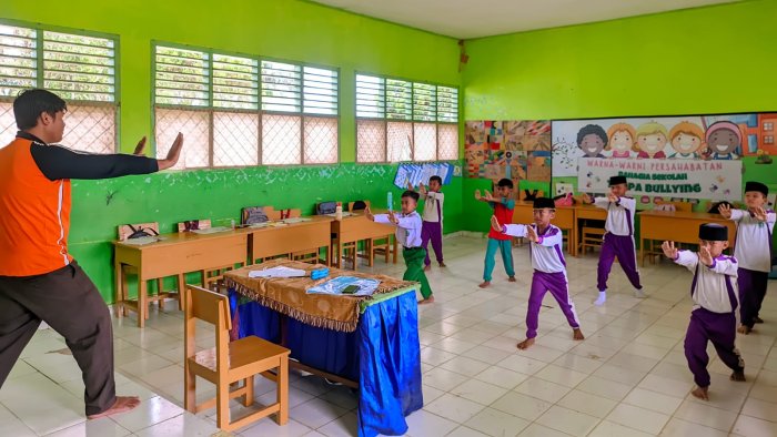 Kelas 5B MIN 4 Tebo Praktik Pola Gerak Dasar Pencak Silat Kelas 5B MIN 4 Tebo Praktik Pola Gerak Dasar Pencak Silat