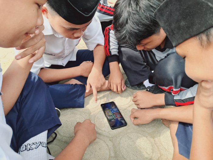 Adu Strategi dan Keberuntungan, Lomba Ludo Per Kelas Meriahkan Pekan Class Meeting MTsN 2 Bungo Adu Strategi dan Keberuntungan, Lomba Ludo Per Kelas Meriahkan Pekan Class Meeting MTsN 2 Bungo
