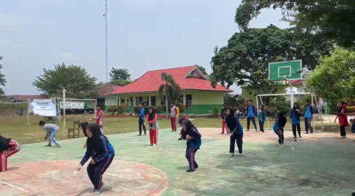 Serunya Lomba Estafet Air, Semarakkan Kegiatan di MAN 2 Bungo Serunya Lomba Estafet Air, Semarakkan Kegiatan di MAN 2 Bungo