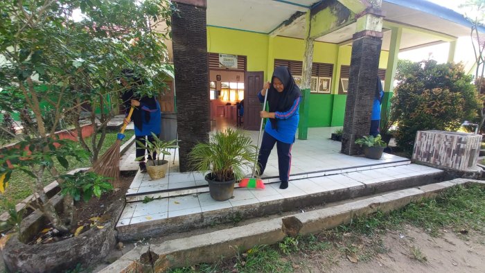 Kompak dan Peduli, Siswa Kelas X B MAN 2 Bungo Gelar Gotong Royong Bersama Wali Kelas Kompak dan Peduli, Siswa Kelas X B MAN 2 Bungo Gelar Gotong Royong Bersama Wali Kelas