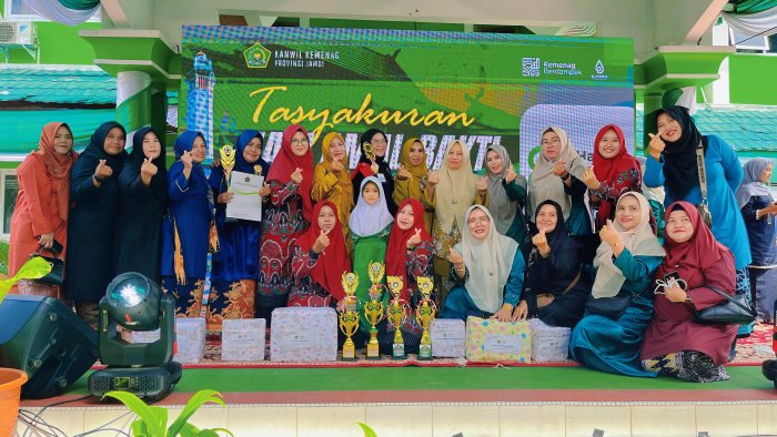 Kepala MAN 2 Bungo Bersama Tim Raih Juara III Lomba Lawan Kata Tingkat Provinsi Jambi Kepala MAN 2 Bungo Bersama Tim Raih Juara III Lomba Lawan Kata Tingkat Provinsi Jambi