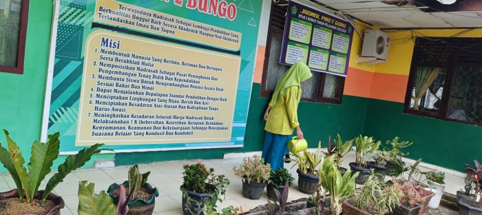 Siswa MTsN 2 Bungo Laksanakan Piket Penyiraman Taman pada Jumat, 29 Agustus 2025