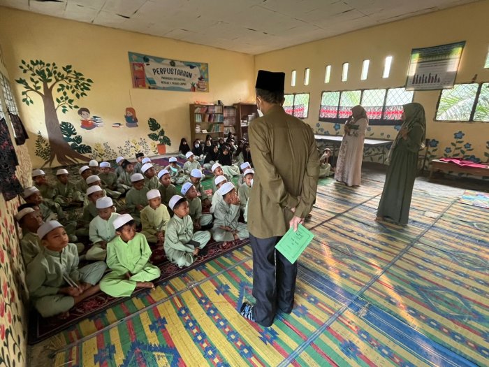Hadapi Dampak Karhutla, Guru dan Siswa MIN 1 Muaro Jambi Panjatkan Doa Bersama di Perpustakaan