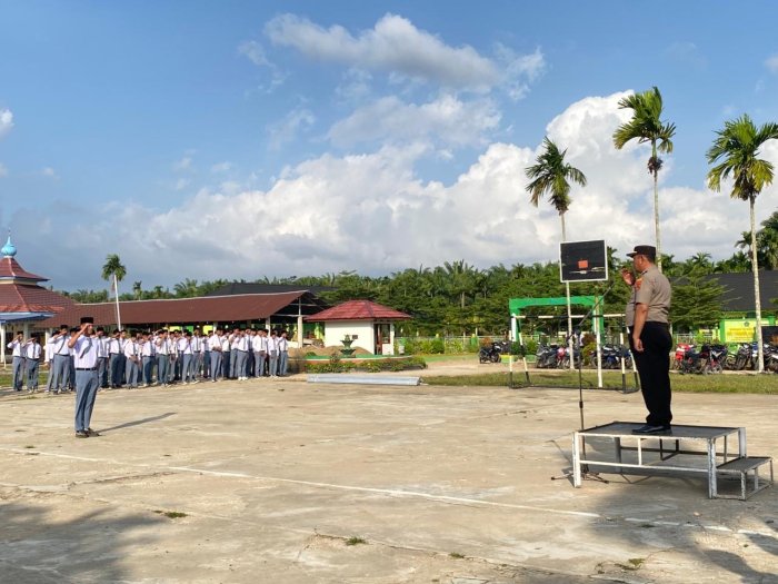 Kapolsek Rantau Rasau Pimpin Apel Pagi di MAN 1 Tanjung Jabung Timur Kapolsek Rantau Rasau Pimpin Apel Pagi di MAN 1 Tanjung Jabung Timur