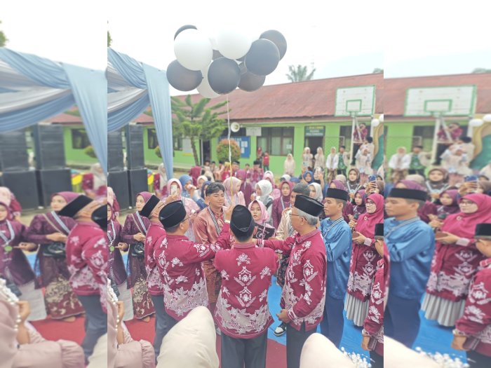 Gerimis Mengundang Haru, Pelepasan Balon Warnai Perpisahan Siswa Kelas IX MTsN 2 Bungo Gerimis Mengundang Haru, Pelepasan Balon Warnai Perpisahan Siswa Kelas IX MTsN 2 Bungo
