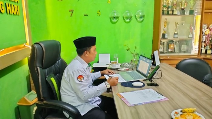Akselerasi Kinerja 2026: Kepala MTsN 1 Batang Hari Ikuti Evaluasi Triwulan I via Zoom Meeting Akselerasi Kinerja 2026: Kepala MTsN 1 Batang Hari Ikuti Evaluasi Triwulan I via Zoom Meeting