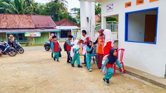 Guru MIN 4 Tebo Konsisten Laksanakan Sambut Pagi di Gerbang Madrasah Guru MIN 4 Tebo Konsisten Laksanakan Sambut Pagi di Gerbang Madrasah