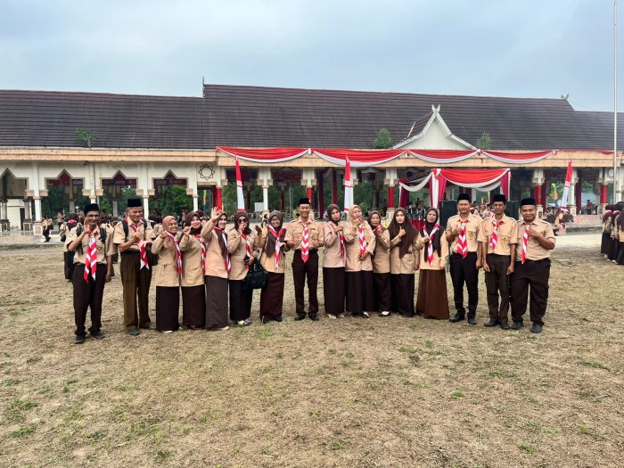 Peringati Hari Pramuka, Kamad dan Majelis Guru Staf MIN 1 Muaro Jambi Hadiri Upacara di Kecamatan Maro Sebo