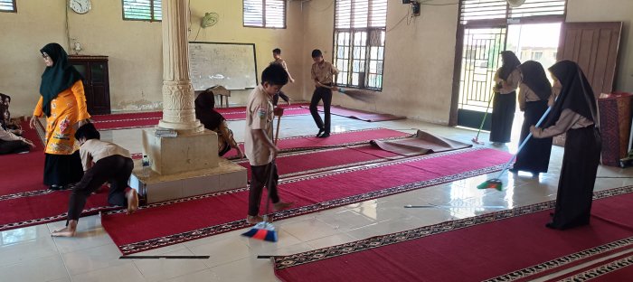 Siswa MTsN 2 Bungo Bersihkan Musholla Sambut Maulid Nabi Siswa MTsN 2 Bungo Bersihkan Musholla Sambut Maulid Nabi