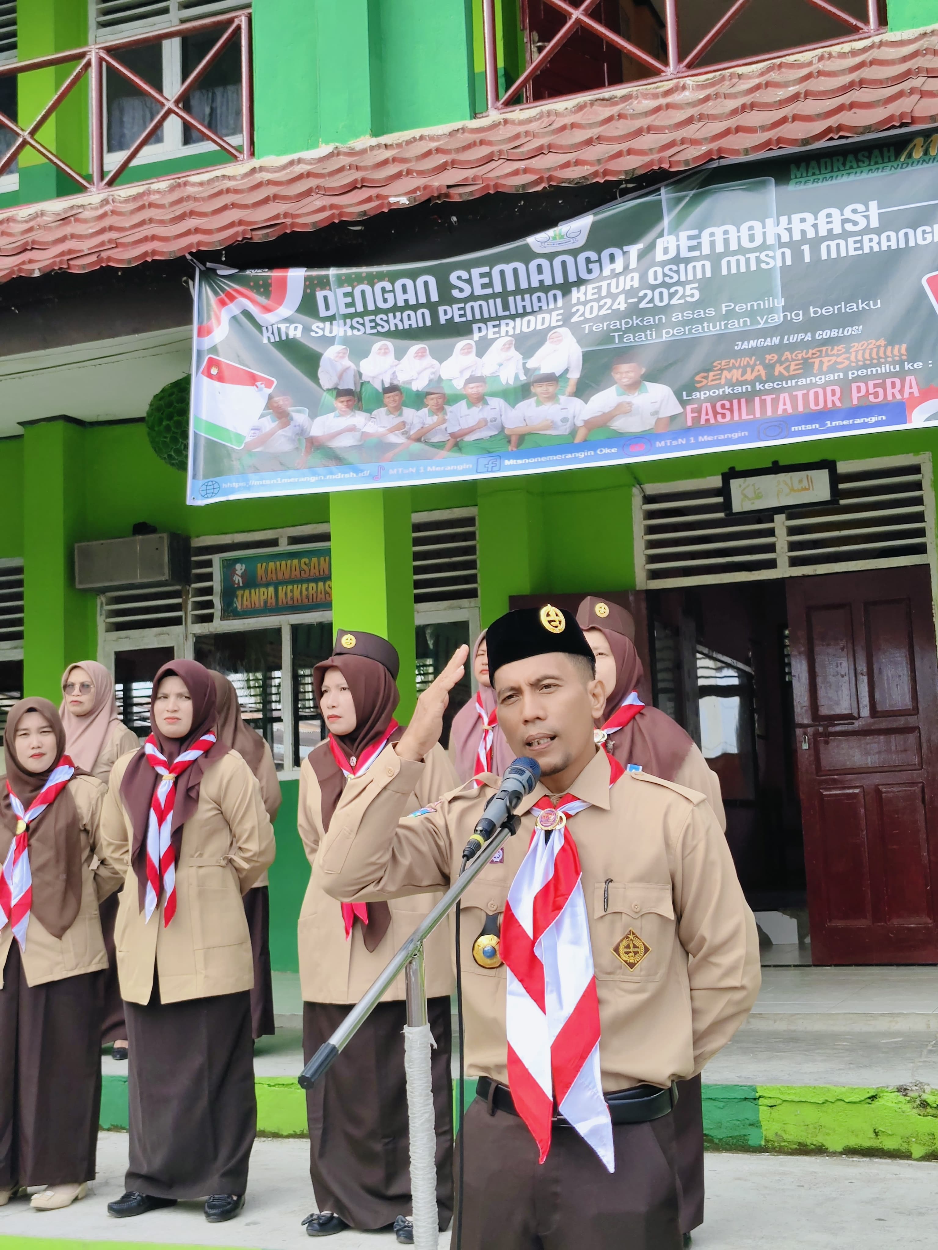MTs N 1 Merangin Selenggarakan Upacara Hari Pramuka, Kamabigus Tri Sulistyo Bertindak Sebagai Pembina MTs N 1 Merangin Selenggarakan Upacara Hari Pramuka, Kamabigus Tri Sulistyo Bertindak Sebagai Pembina