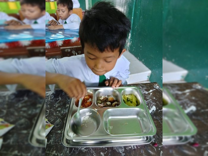 Senyum Ceria dan Kebersamaan Warnai Program Makan Bergizi Gratis di MIN 3 Kerinci Senyum Ceria dan Kebersamaan Warnai Program Makan Bergizi Gratis di MIN 3 Kerinci