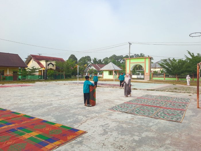 Sinergi Guru Piket dan Pengurus OSIM MTsN 1 Bungo dalam Persiapan Kegiatan Wirid Yasin Sinergi Guru Piket dan Pengurus OSIM MTsN 1 Bungo dalam Persiapan Kegiatan Wirid Yasin