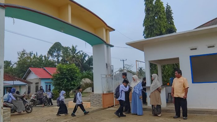 Guru MIN 4 Tebo Manfaatkan Sambut Pagi untuk Deteksi Dini Kondisi Fisik dan Psikologis Siswa Selama ASAS Guru MIN 4 Tebo Manfaatkan Sambut Pagi untuk Deteksi Dini Kondisi Fisik dan Psikologis Siswa Selama ASAS