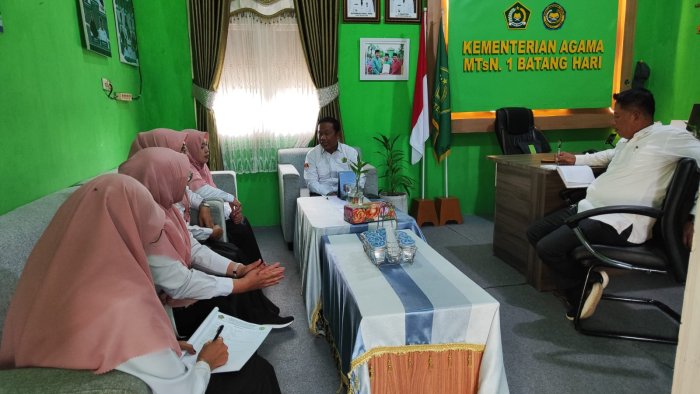 Mantapkan Persiapan Pendampingan Kurikulum, Kepala MTsN 1 Batang Hari Gelar Rapat Koordinasi Bersama Jajaran Pimpinan