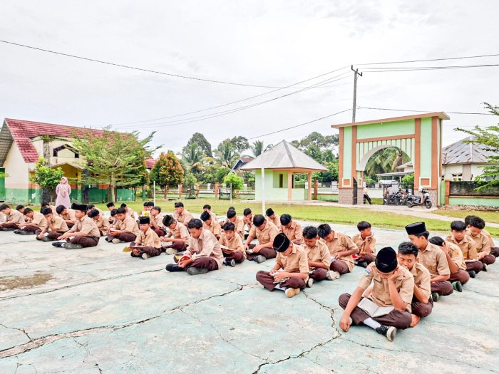 Pengajian Pagi MTsN 1 Bungo: Menebar Keberkahan di Awal Hari Pengajian Pagi MTsN 1 Bungo: Menebar Keberkahan di Awal Hari