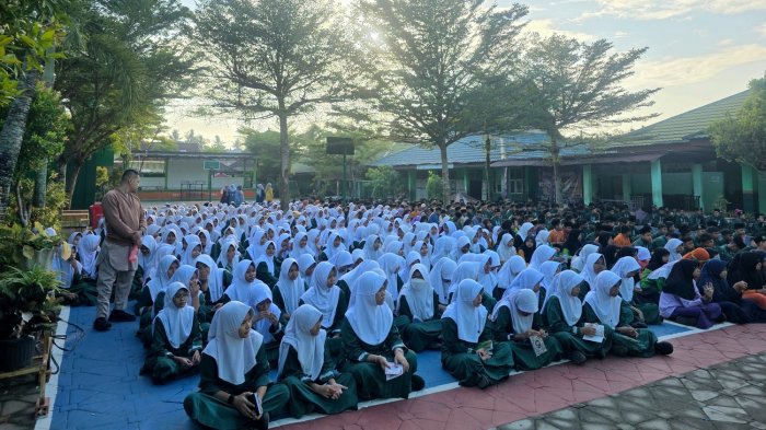 Jumat Penuh Berkah, Warga MTsN 3 Kota Jambi Awali Hari dengan Yasinan Bersama dan Aksi Bersih Kelas Jumat Penuh Berkah, Warga MTsN 3 Kota Jambi Awali Hari dengan Yasinan Bersama dan Aksi Bersih Kelas