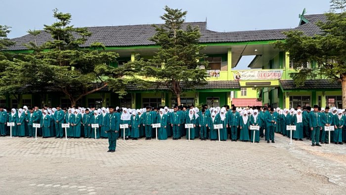 Siswa MAN 2 Kota Jambi Buktikan Nasionalisme Tak Surut Meski Cuaca Muram Siswa MAN 2 Kota Jambi Buktikan Nasionalisme Tak Surut Meski Cuaca Muram