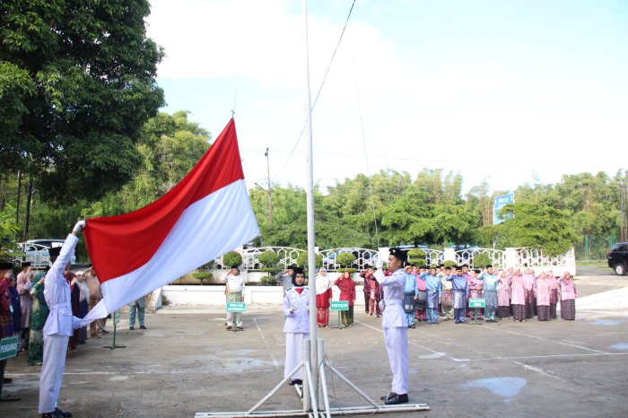 Apresiasi Tinggi! Siswa MAN 1 Kerinci Kibarkan Merah Putih di Kemenag Kerinci Apresiasi Tinggi! Siswa MAN 1 Kerinci Kibarkan Merah Putih di Kemenag Kerinci