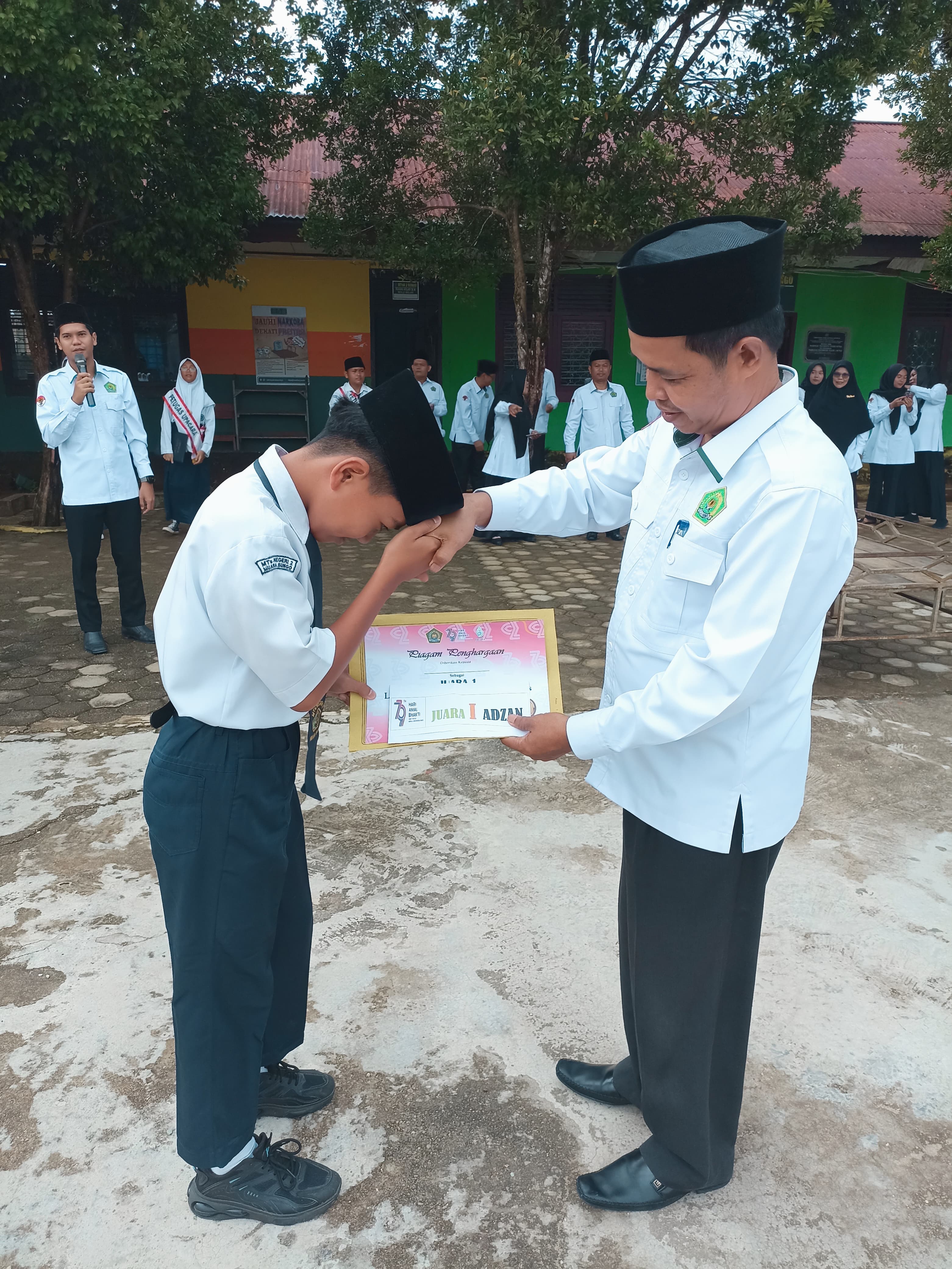 MTsN 2 BUNGO RAIH JUARA 1 AZAN PADA LOMBA HARI AMAL BHAKTI MTsN 2 BUNGO RAIH JUARA 1 AZAN PADA LOMBA HARI AMAL BHAKTI